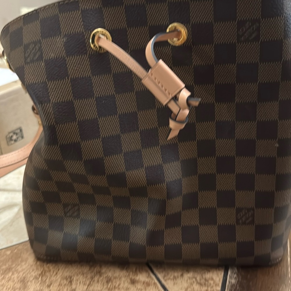 #N40198 Louis Vuitton 2020 Damier Ebène NéoNoé-Venus Pin